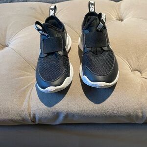 Nike Kids Black and White Sneakers Toddler 10